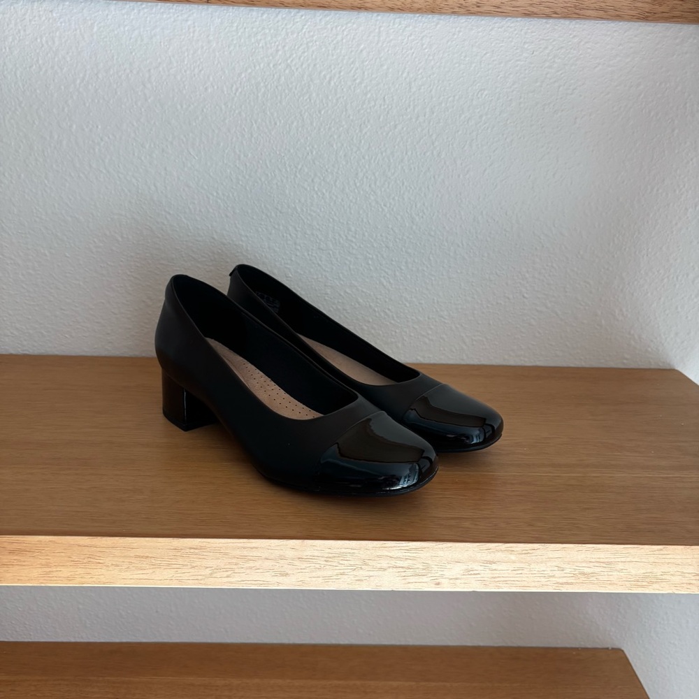 Clarks Collection Cap Toe Block Heel Pumps - Picture 4 of 11